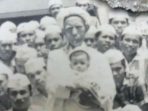 Meluruskan Sejarah Foto Bayi Yang Di Gendong Maulanasyaikh