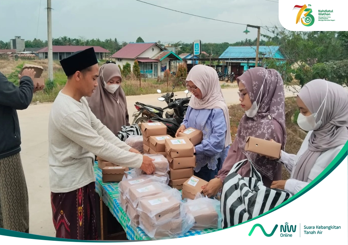 PDNW Kutai Timur Bersama PCNW Rantau Pulung dan Muslimat NW Bagikan Takjil Sambut HADI ke-73 Nahdlatul Wathan NW ONLINE