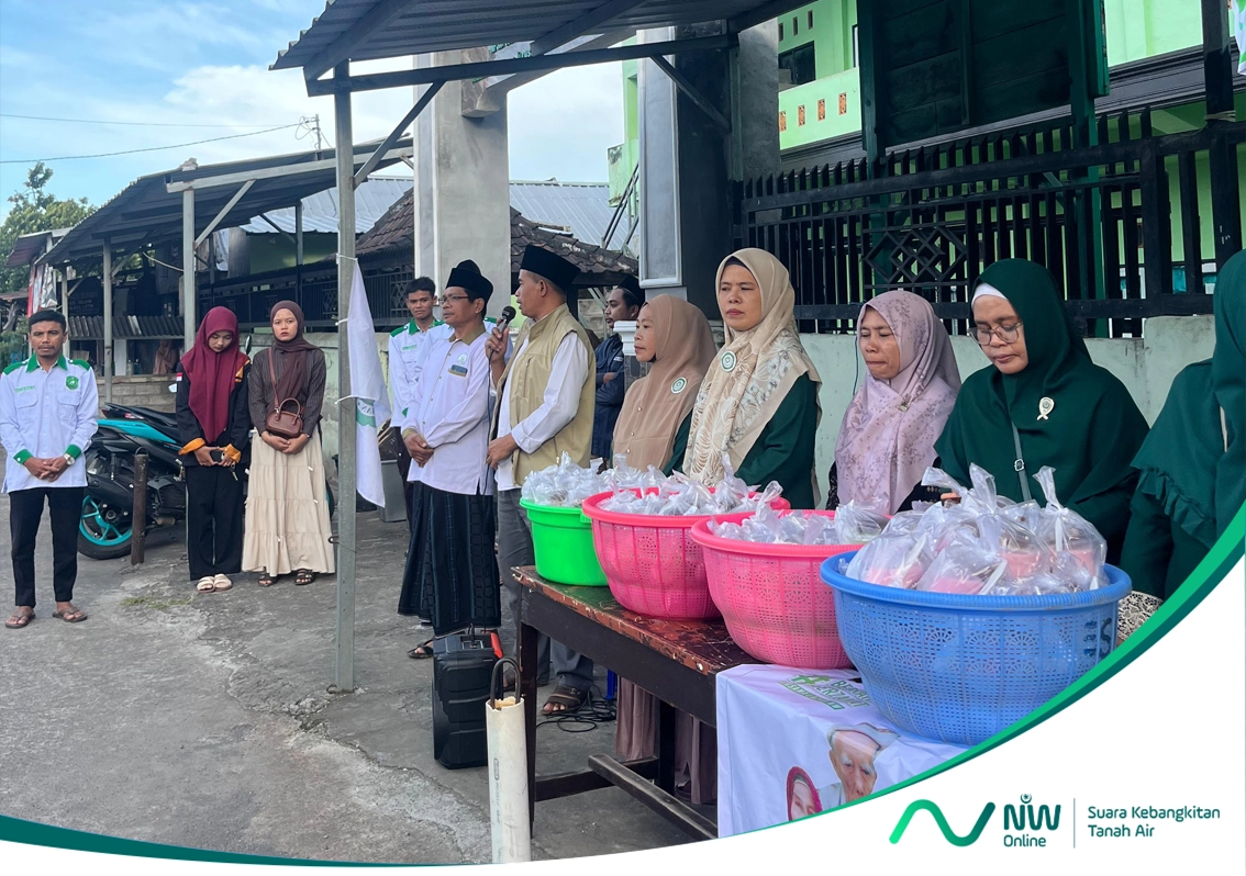 Sambut HADI NW ke-73, Pengurus NW Suralaga Turun ke Jalan Bagikan Takjil