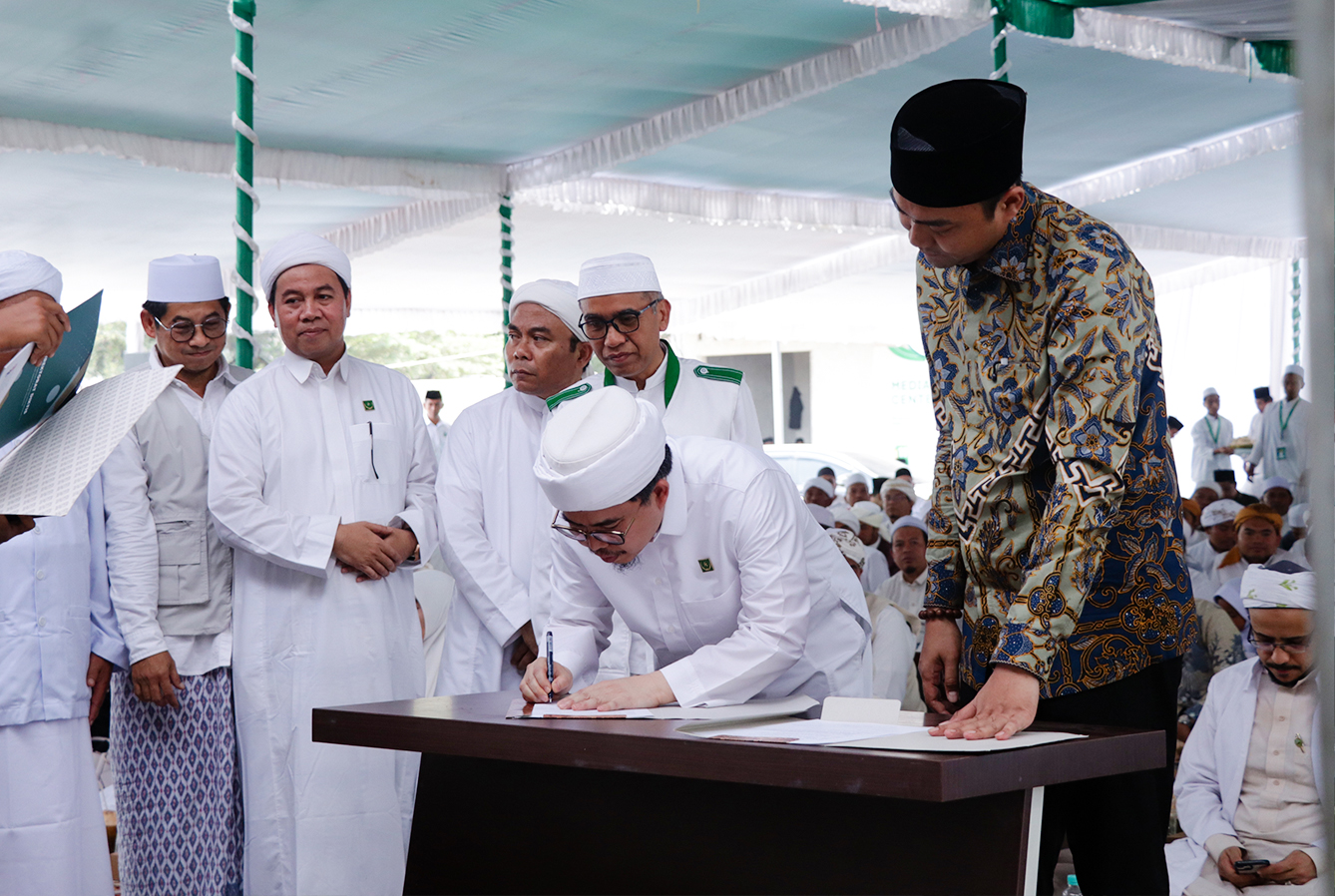 Kemenag Serahkan KMA Alih Status IAIH NW Jadi UIH NW pada Haul ke-29 Maulanasyaikh